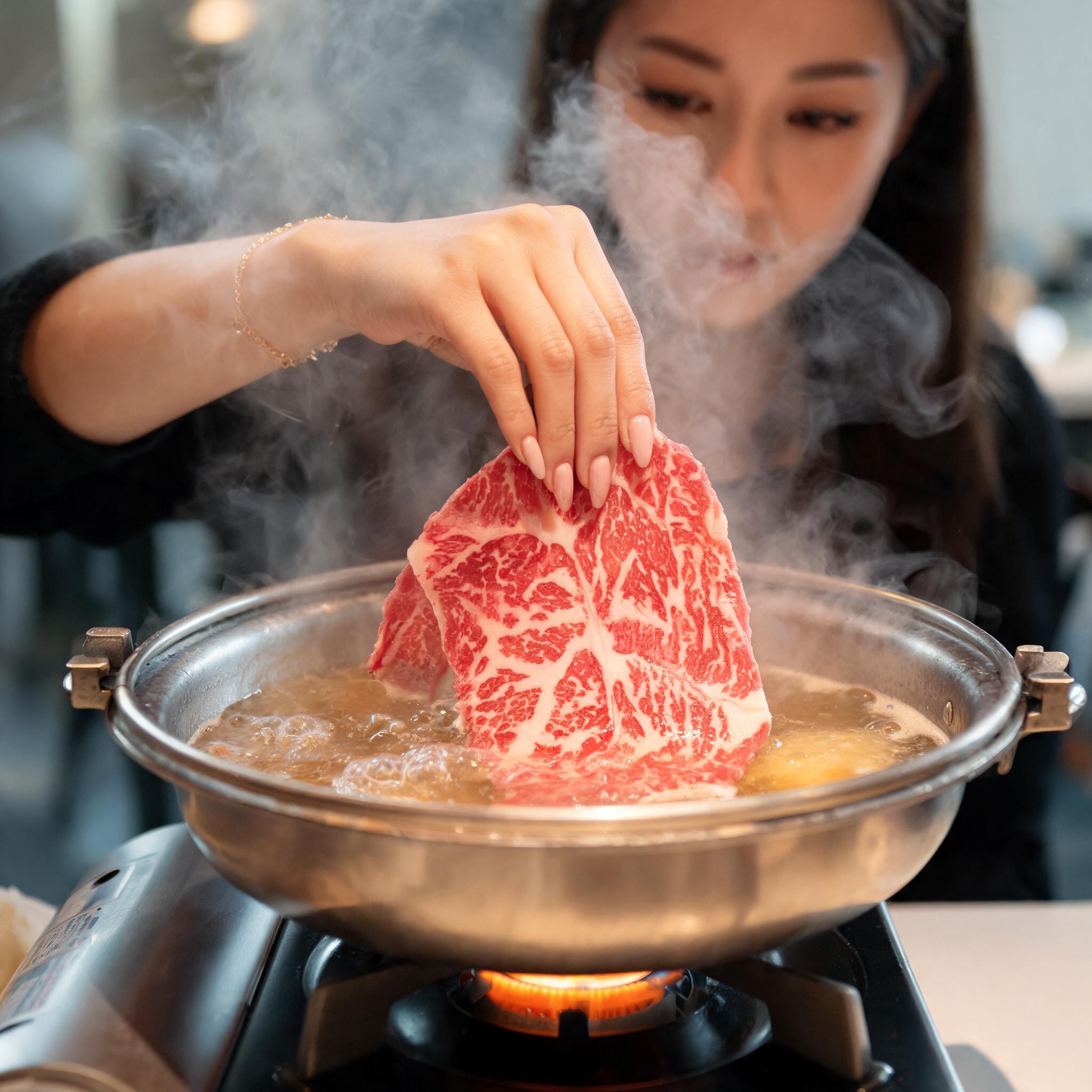 วิธีการทาน A5 Wagyu ที่ดีที่สุด: เทปันยากิ, สุกี้ยากี้, ชาบู หรือซาชิมิ